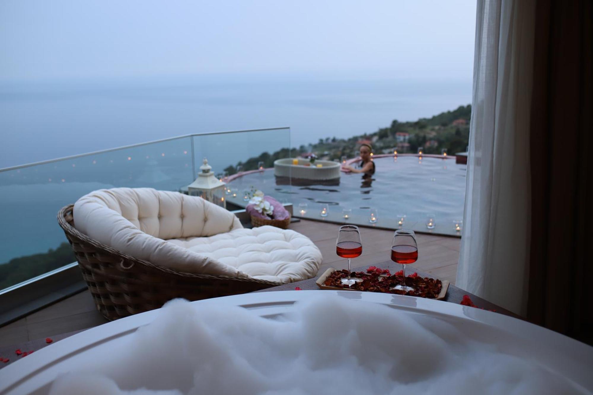 Honeymoon Suite
