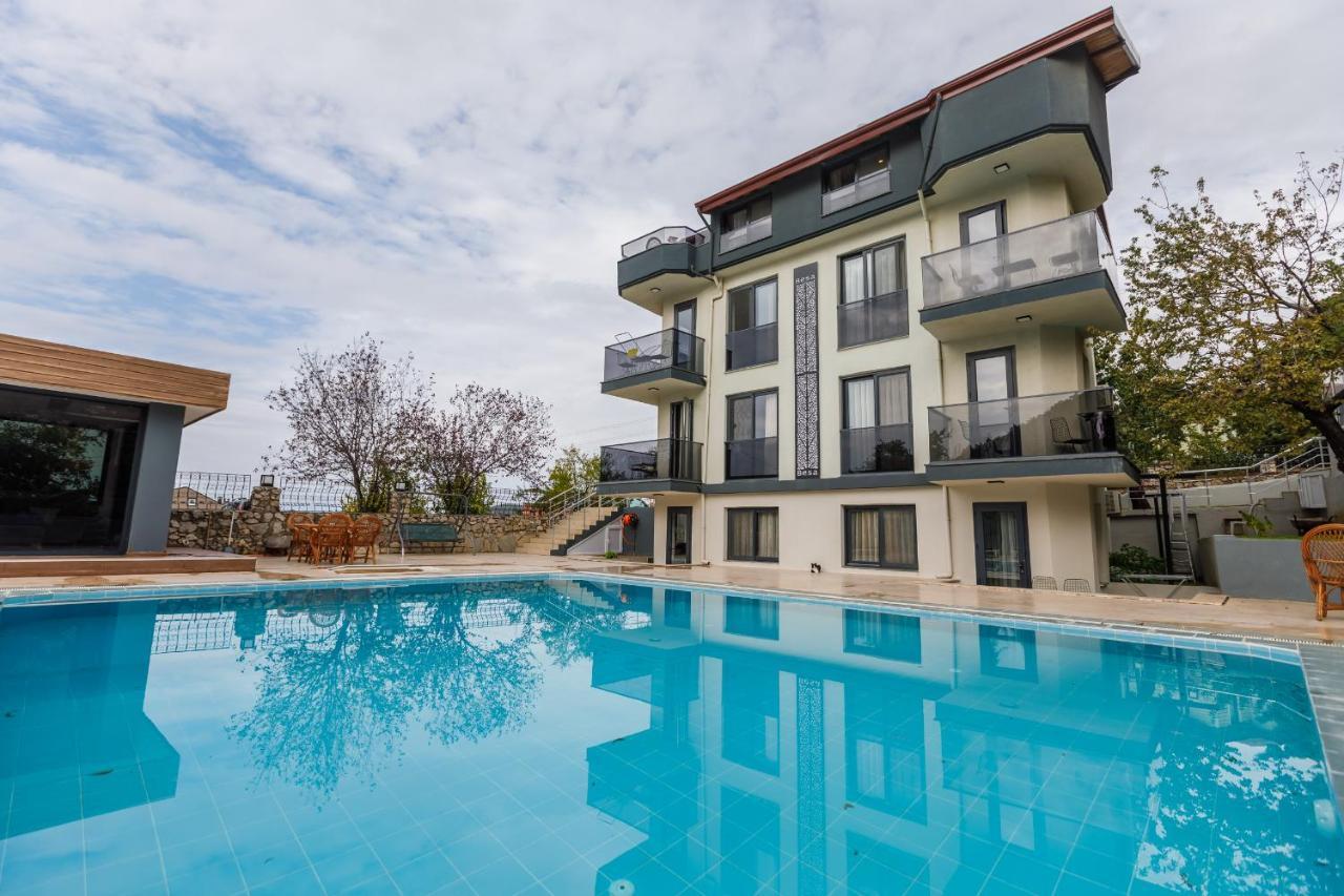 Apartment with Pool View