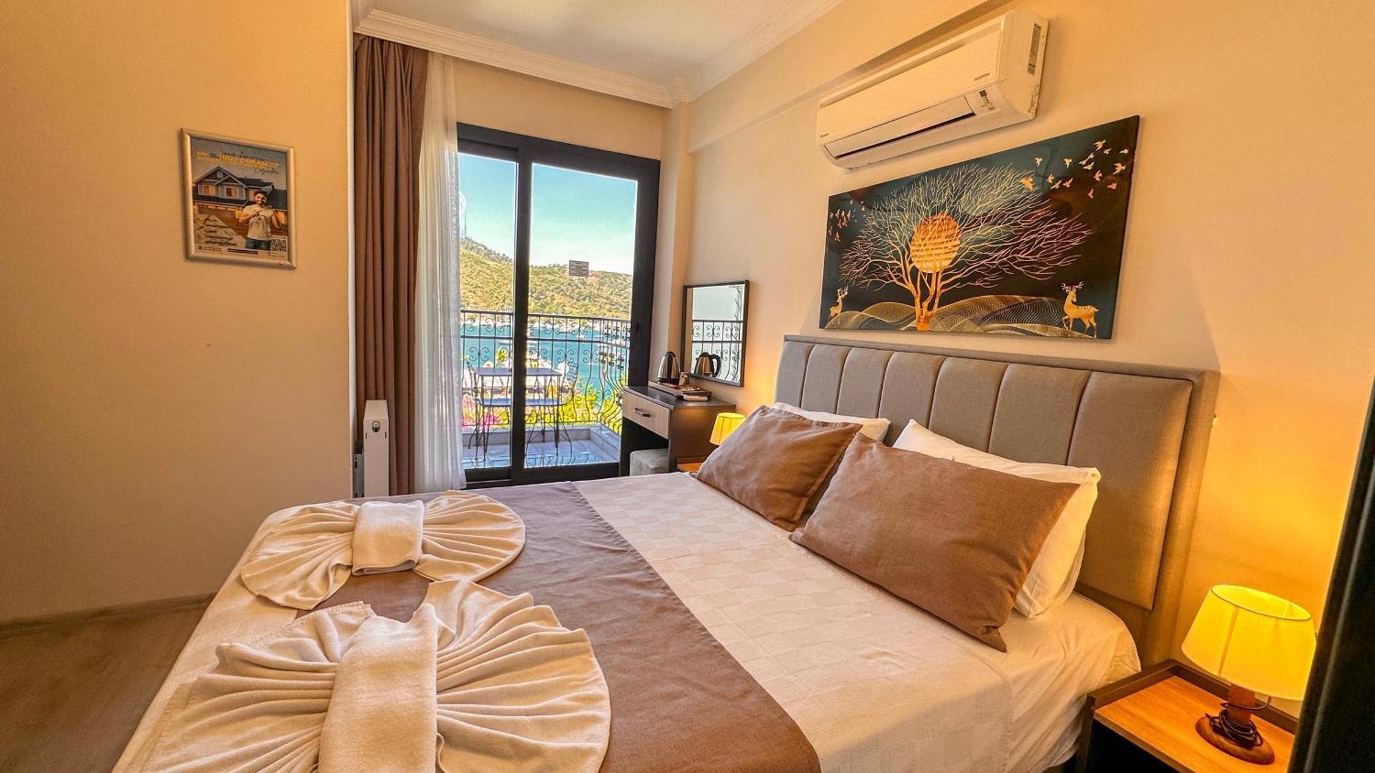 Deluxe Double Room with Balcony and Sea View