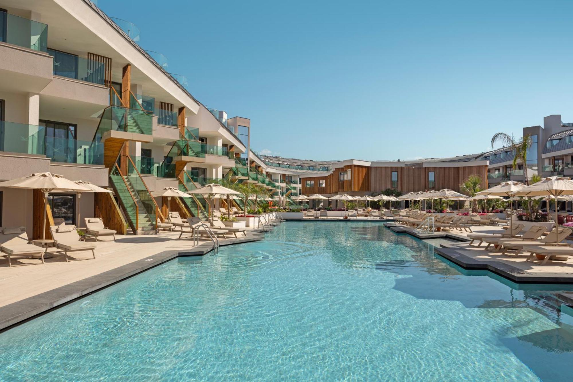 Superior Pool Access via Stairs,1677214810:JPEG