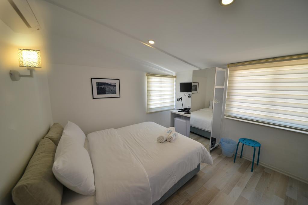 Doppel-/Zweibettzimmer mit Balkon