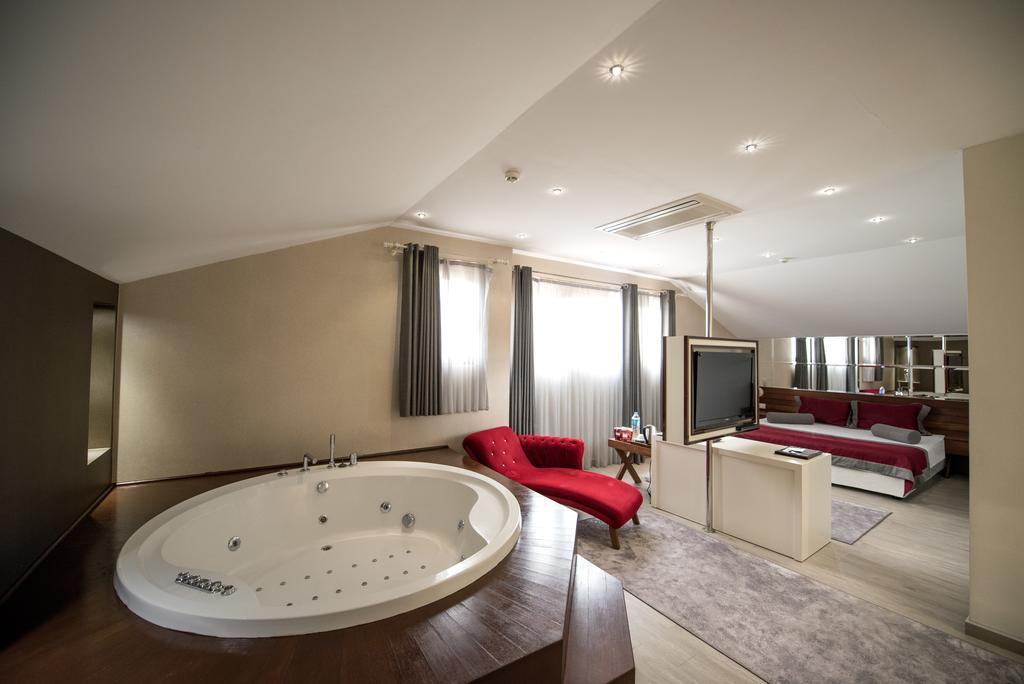 Honeymoon Suite,403613751:JPEG