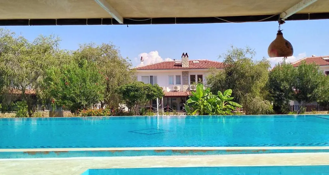 Havuz Olanakli Bahceli Villa Karens-1