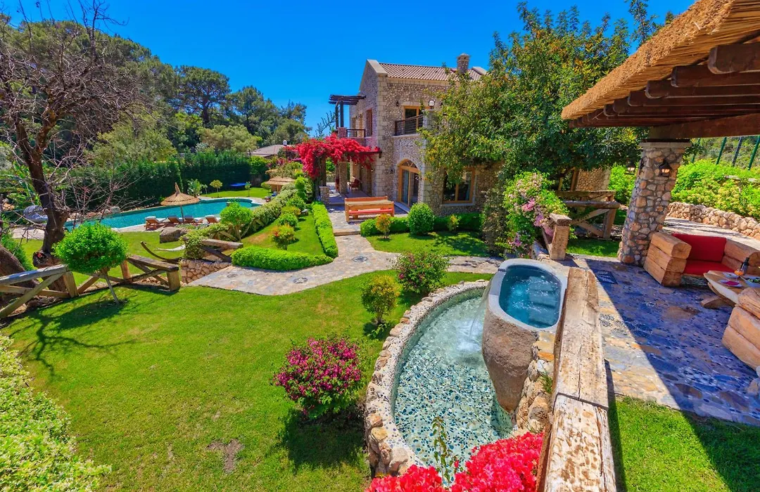 Private Island-Style Ultra Luxury Villa Estate-1