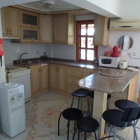 Havuz Olanakli Bahceli Villa Karens-2