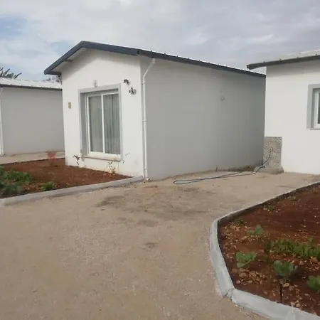 Posh Garden Apartment'S-3